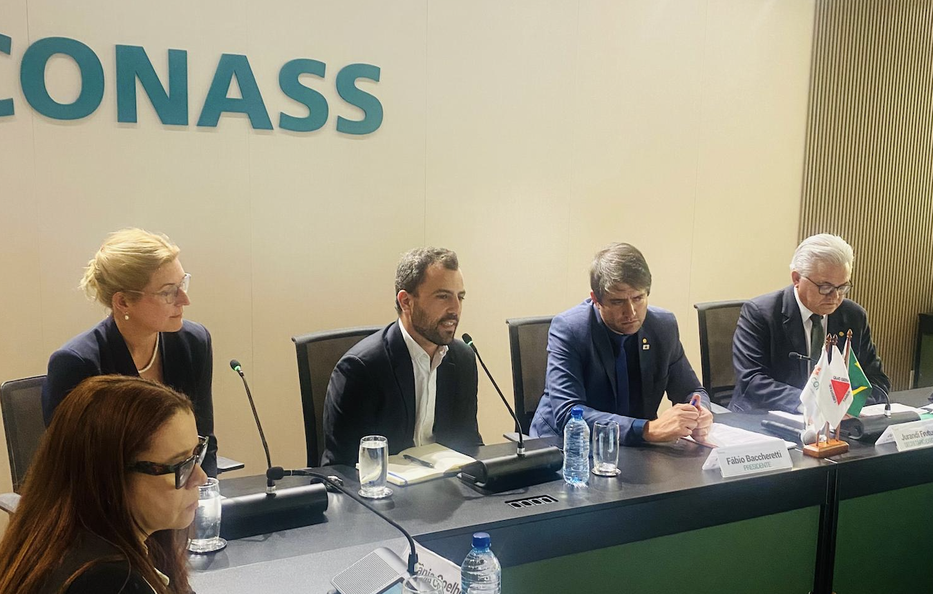 João Pedro Caleiro speaks at a CONASS panel