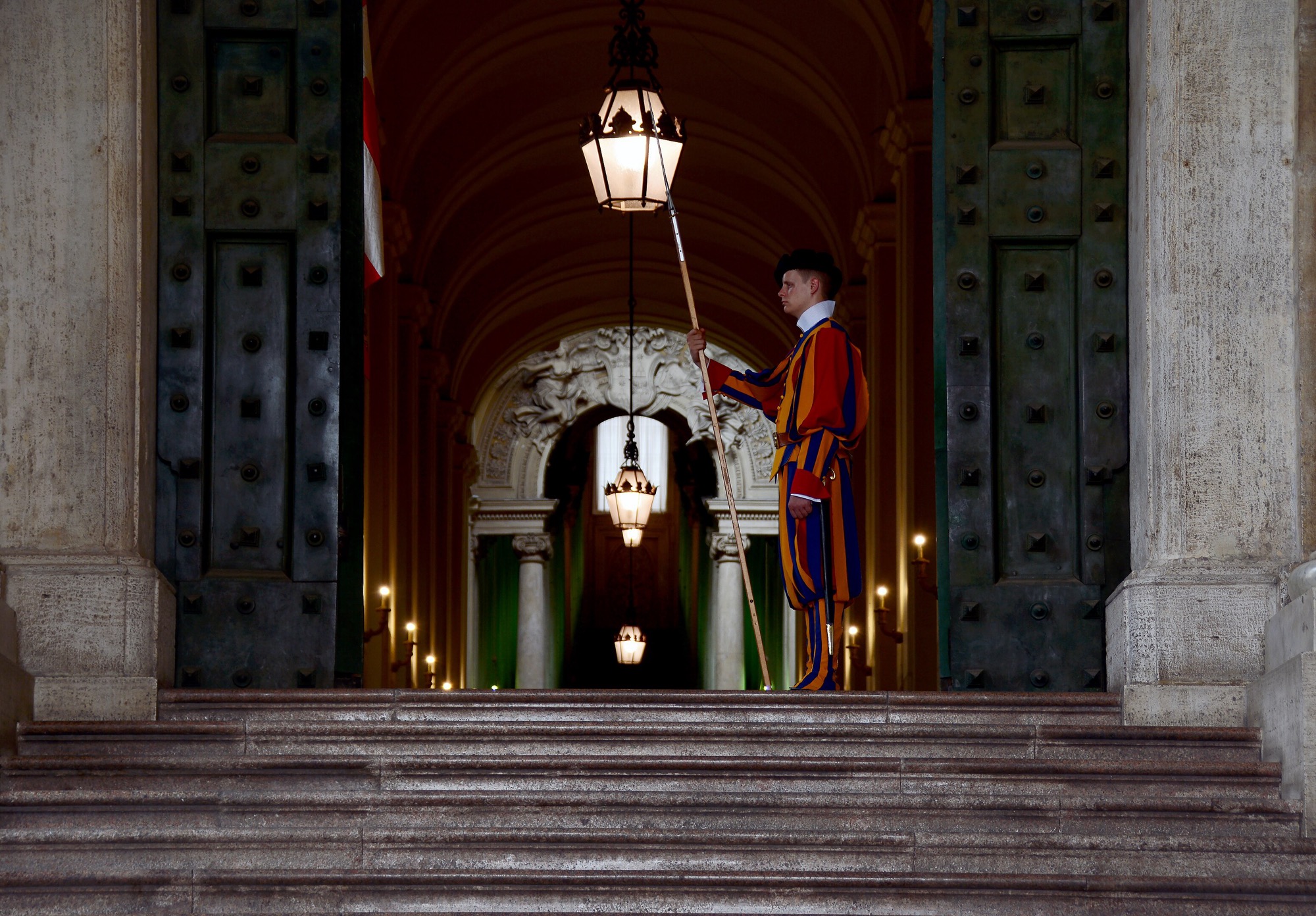Swiss Guard on the entrance of Vatican. Photo: Livioandronico2013 - Own work, CC BY-SA 4.0, https://commons.wikimedia.org/w/index.php?curid=61471124